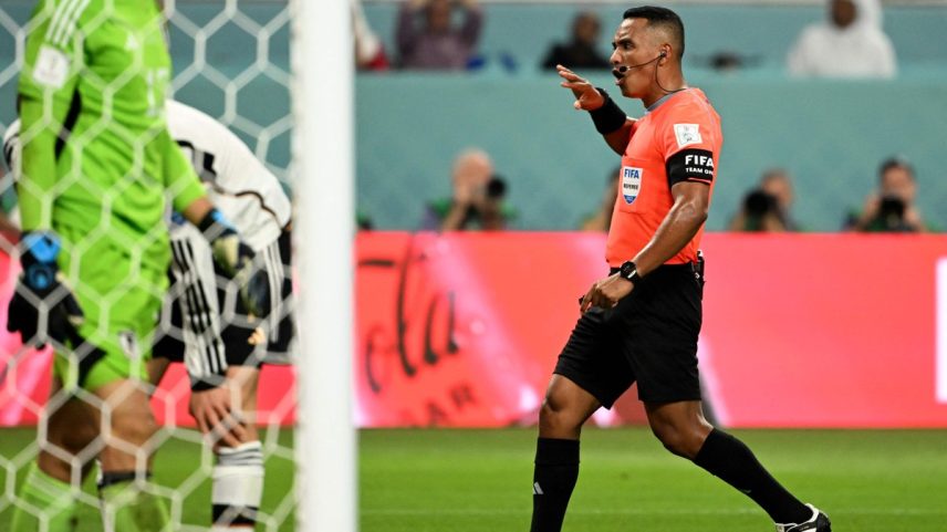 Ivan Barton no jogo entre Alemanha x Japão (Foto: INA FASSBENDER / AFP)