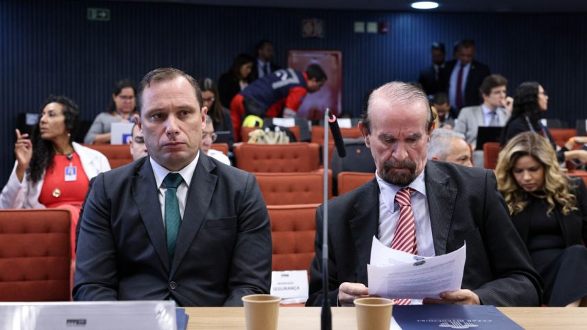 Mauro Cid ao lado do advogado, Dr. Cezar Roberto Bitencourt, em interrogatório de ação penal da trama golpista (Foto: Ton Molina/STF)