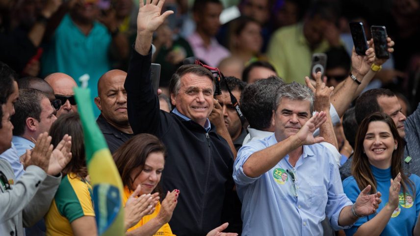 O ex-presidente Jair Bolsonaro ao lado de Washington Reis durante campanha em Duque de Caxias, em 2022 (Foto: Eduardo Anizelli - 14.out.22/Folhapress)