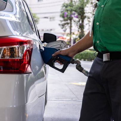 Gasolina sobe nos postos mesmo com redução de preços nas refinarias, diz ANP