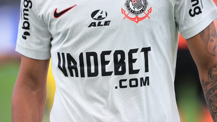 Patrocínio da Vai de Bet na camisa do Corinthians, em 2024 (Foto: Ettore Chiereguini/Agif)
