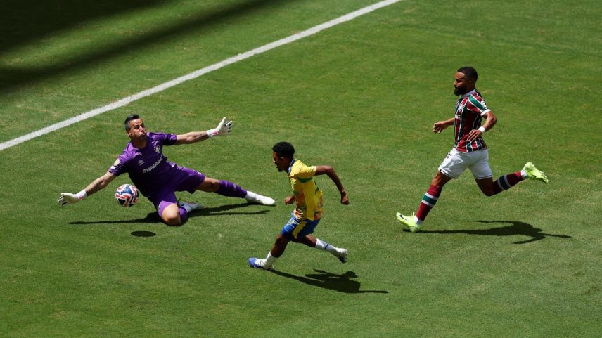 Fábio fez duas defesas dentro da área no empate sem gols do Fluminense com Mamelodi Sundowns-AFS (Foto: Dan Mullan / GETTY IMAGES NORTH AMERICA / Getty Images via AFP)