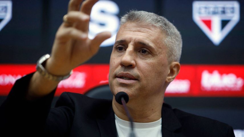 Crespo concede entrevista a jornalistas durante apresentação no Morumbi (Foto: Miguel Schincariol - 24.jun.2025/AFP)
