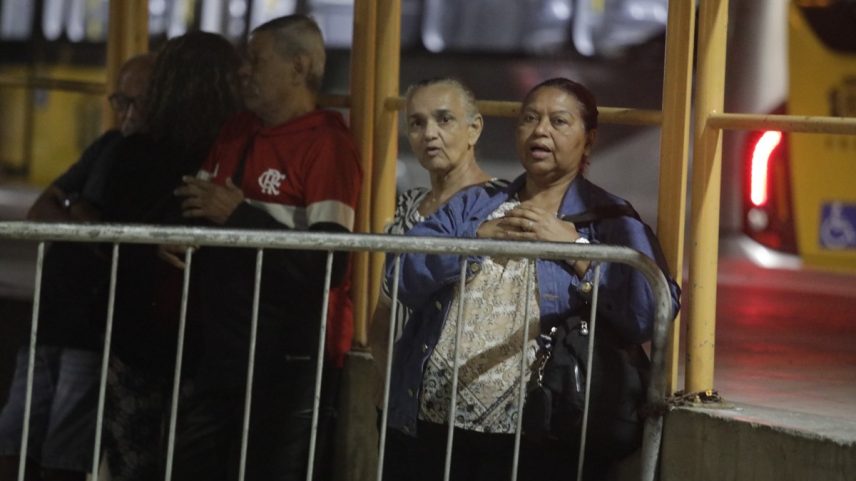 Maria do Carmo Cotrim, 67 anos, a primeira da fila do posto de atendimento do Jaé em Madureira; ela chegou às 3h (Foto: Fabiano Rocha / Agência O Globo)