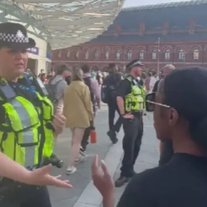 Policial tenta silenciar pregadora em Londres durante manifestação religiosa