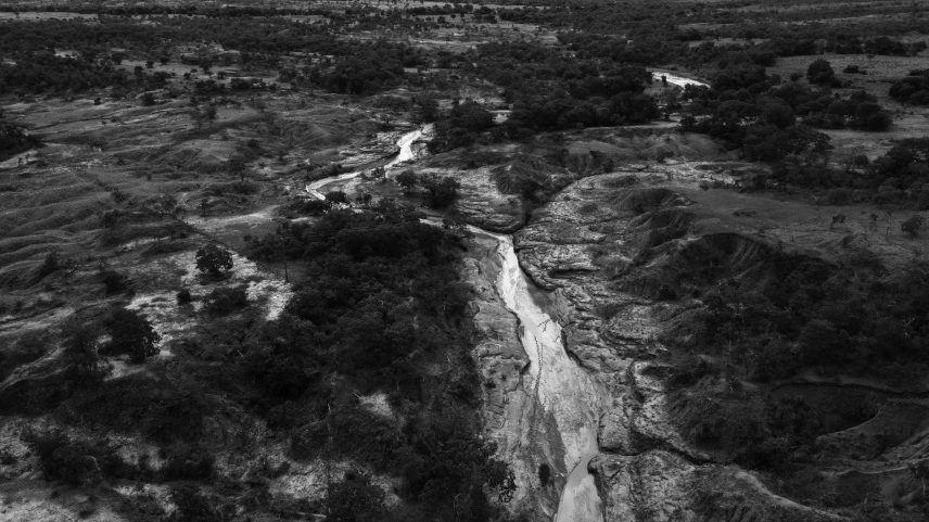 Leito seco de rio em área de desertificação do cerrado, em Gilbues (PI) (Foto: Lalo de Almeida - 20.mar.24/Folhapress)