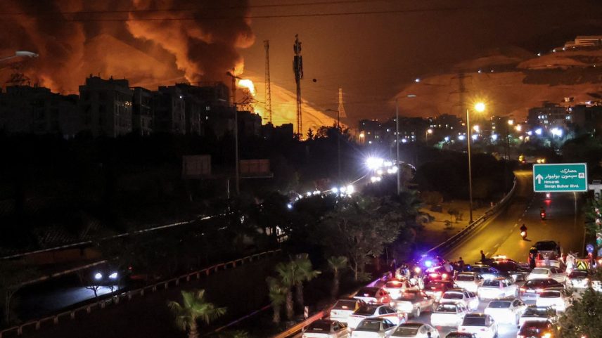 Incêndio em depósito de combustível no norte de Teerã, provocado por bombardeio israelense (Foto: ATTA KENARE / AFP)
