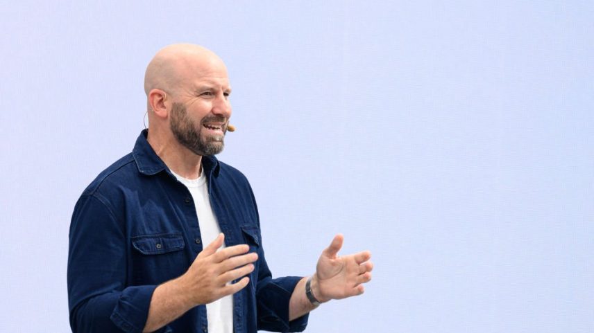 Andrew Bosworth, diretor de tecnologia da Meta, durante evento da empresa na Califórnia: agora, ele também é tenente-coronel do Exército dos EUA em programa que aproxima big techs do setor militar. (Foto: JOSH EDELSON/Getty Images)