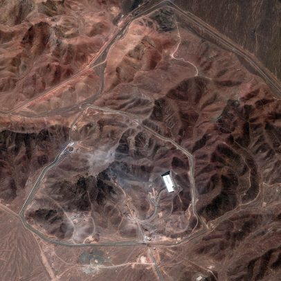 Imagens de satélite mostram atividades em site nuclear iraniano bombardeado pelos EUA