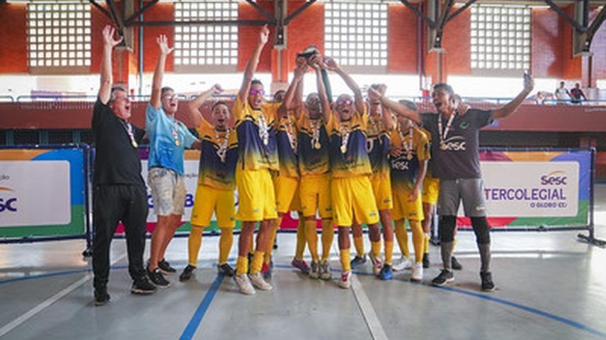 Alunos do Ciep Astrogildo Pereira, de Saquarema, foram os campeões na categoria sub-18 masculina no futsal do Intercolegial 2025 (Foto: Joilson Marcone)
