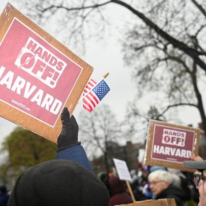 Harvard e Trump disputam futuro da ciência em embate histórico