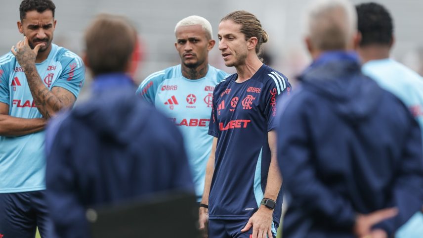 Filipe Luís instruindo time do Flamengo em treino (Foto: Gilvan de Souza/ Flamengo)