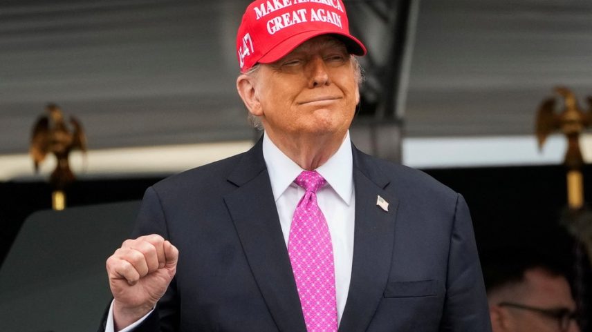 Boné com o slogan de Trump (Foto: Eduardo Munoz/Reuters)