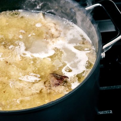 Caldo de osso: aprenda a receita que fortalece as articulações com colágeno