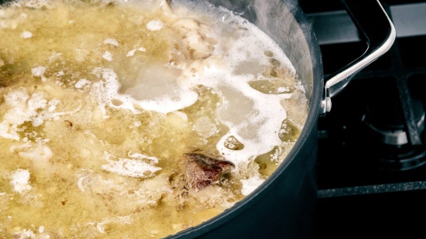 Caldo de ossos normalmente se distingue pelo uso de ossos carnudos das articulações e pelo maior tempo de cozimento (Foto: New York Times)
