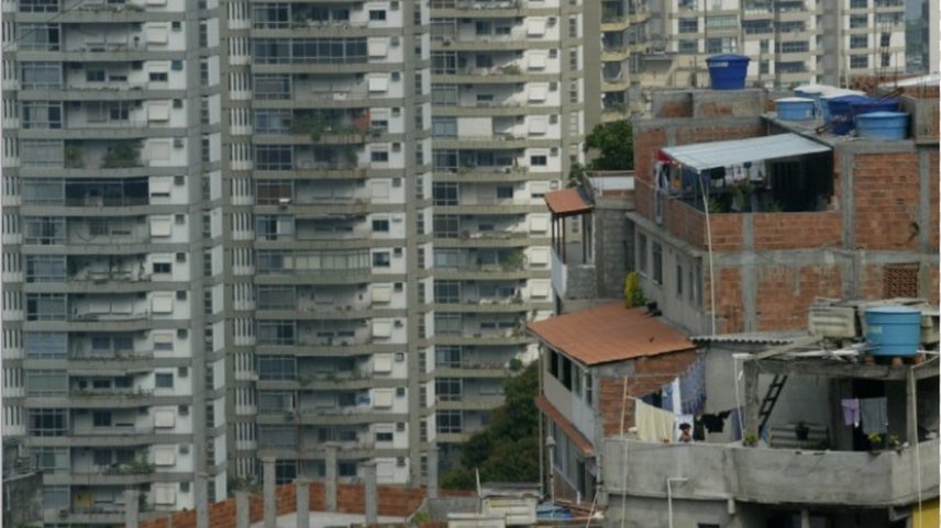 O contraste entre um condomínio de luxo e uma favela: desigualdade — Foto: Márcia Foletto/Agência O Globo