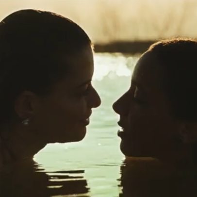 Guerreiros do Sol celebram amor em banho de rio com momentos de carinho