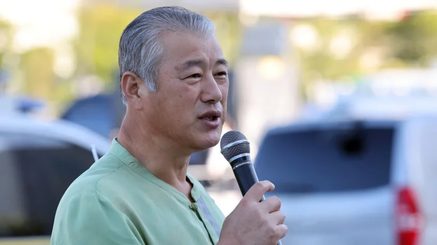 BBC acompanha uma operação de resgate em uma fazenda de carne de cachorro na Coreia do Sul (Foto: News1)