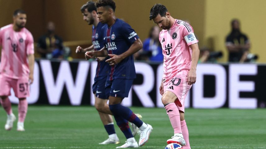 Messi espera o reinício da partida após gol do PSG sobre o Inter Miami, nas oitavas do Mundial (Foto: Franck Fife/AFP)