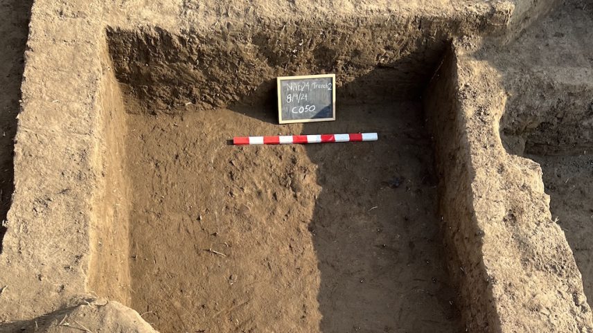 Camada de tijolos de barro e uma parede de fundação na trincheira de escavação em Tell al-Faraun. (Foto: Hamada Hussein)