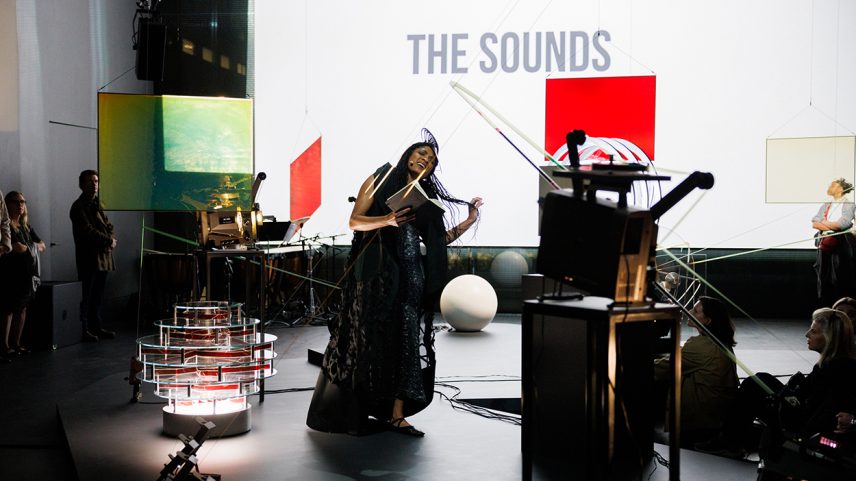 Alicia Hall Moran se apresentando em conjunto com a exposição “Rosa Barba: The Ocean of One’s Pause,” 2025, no Museum of Modern Art, Nova York. (Foto: Maria Baranova. ©The Museum of Modern Art, New York)