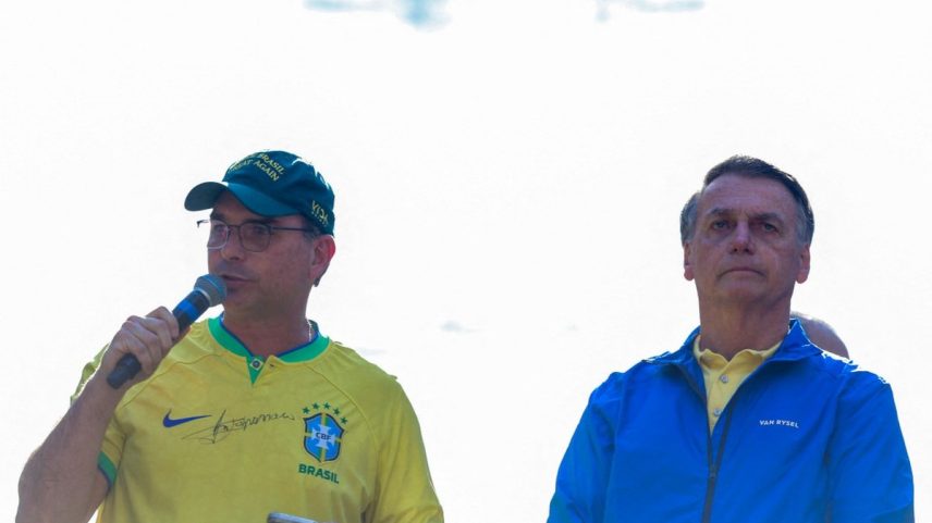 Bolsonaro ao lado do senador Flávio Bolsonaro na manifestação em São Paulo (Foto: Miguel Schincariol/AFP)