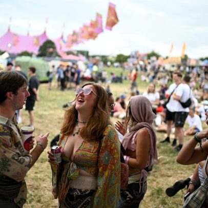 Glastonbury inicia festival em meio a polêmica com grupo de rap envolvido