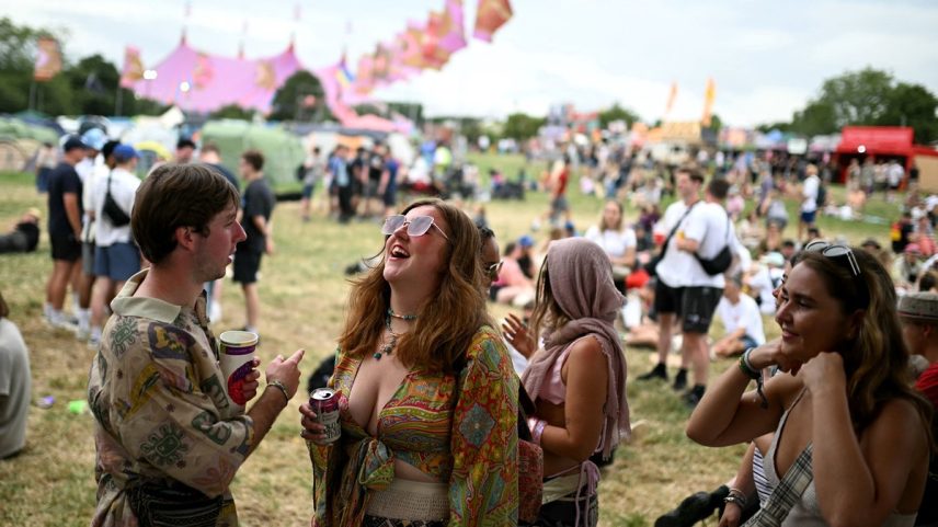 Primeiro dia do festival de Glastonbury, em Somerset, na Inglaterra (Foto: Oli SCARFF / AFP)