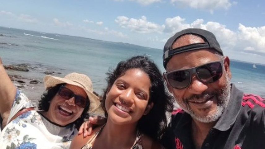 Juliana Marins ao lado dos pais em foto publicada por Manoel Marins Filho (Foto: Reprodução / Instagram)