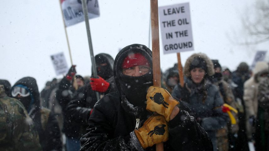 Indígena em protesto contra oleoduto na Dakota do Norte em 2016; júri nos EUA condenou a Greenpeace a pagar US$ 660 milhões em indenizações por danos em atos (Foto: Stephen Yang - 5.dez.16/Reuters)