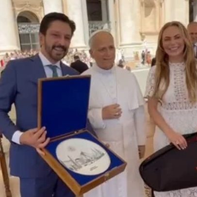 Prefeito de São Paulo presenteia Papa com raquete recebida de Bia