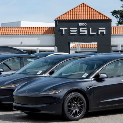 Tesla entrega primeiro carro de forma autônoma na casa de cliente