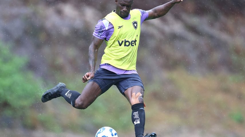 Bastos vinha treinando pelo Botafogo com uma proteção no joelho esquerdo (Foto: Vítor Silva)