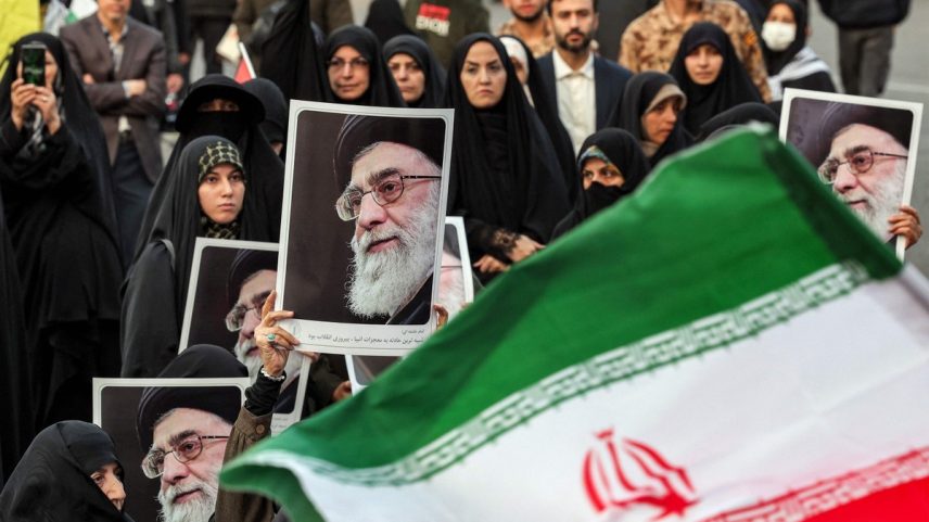 Iranianas levam retratos de Khamenei em protesto anti-Israel em Teerã (Foto: AFP)