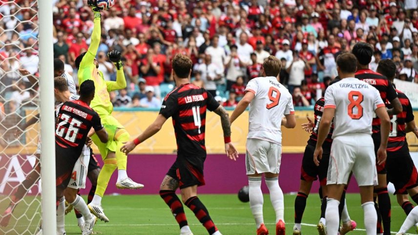 Primeiro gol do Bayern de Munique contra o Flamengo nas oitavas de final do Mundial de Clubes (Foto: PATRICIA DE MELO MOREIRA / AFP)