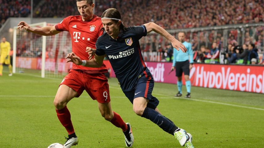 Filipe Luis faz marcação em Lewandowski no jogo do Bayern contra o Atlético de Madri, na Liga dos Campeões (Foto: AFP PHOTO / LUKAS BARTH)