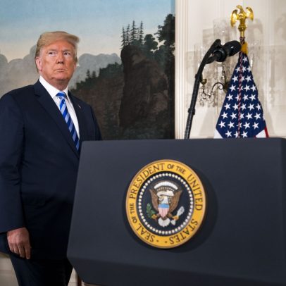 Governo Trump planeja cortar verbas de hospitais que tratam gênero em menores