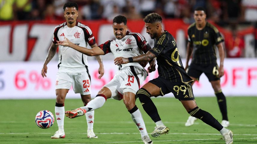 Danilo (à esq.) disputa a bola com Denis Bouanga durante duelo entre Flamengo e Los Angeles FC (Foto: Dan Mullan/AFP)
