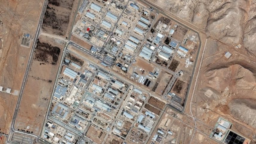 Complexo de Natanz possui uma parte no solo e outra no subsolo (Foto: Reprodução/Reuters)