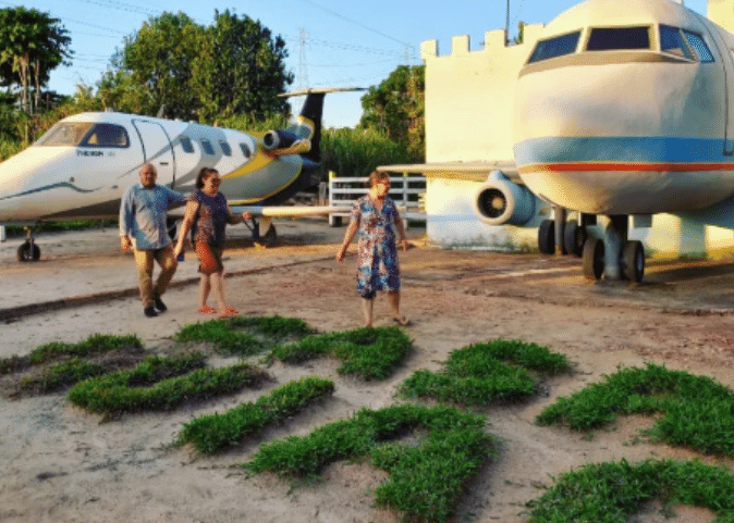 Turistas conhecem as réplicas das aeronaves da Casa Avião, construída em Porto Velho, Rondônia (Foto: Divulgação)