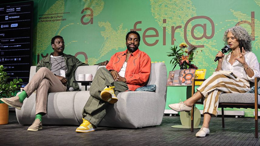 Ronilso Pacheco, Lázaro Ramos e a mediadora Adriana Ferreira Silva no último dia de Feira do Livro, em São Paulo (Foto: Rafaela Araújo/Folhapress)