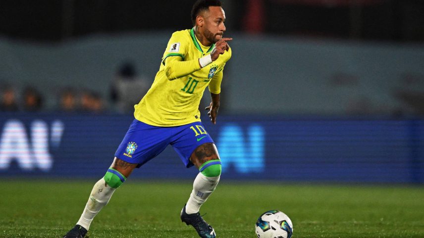 Neymar em partida pela seleção brasileira contra o Uruguai, pelas Eliminatórias (Foto: Eitan Abramovich - 17.out.23/AFP)