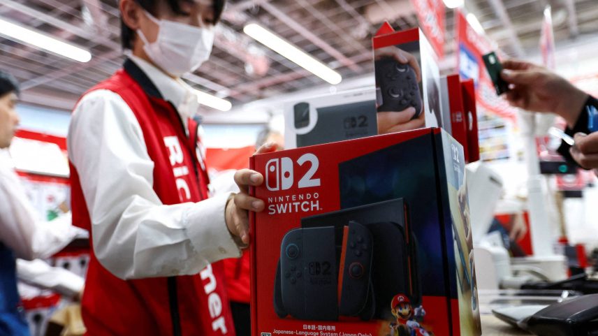 Vendedor segura um Nintendo Switch 2 (Foto: Issei Kato/REUTERS)