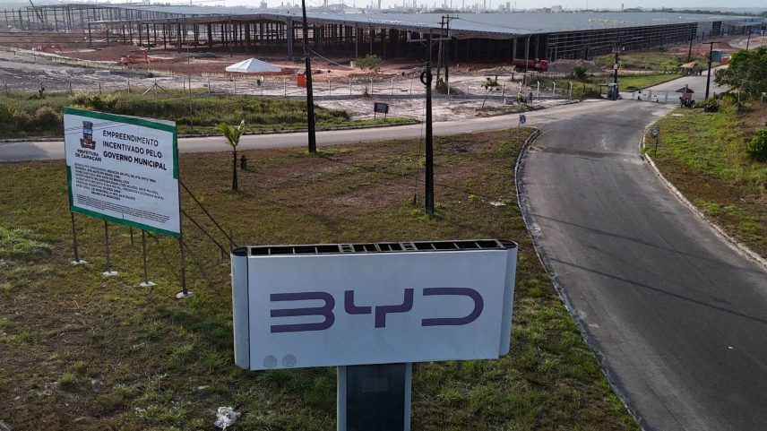 Construção de galpões da montadora chinesa BYD em Camaçari (BA); empresa ocupa espaço que pertenceu à Ford (Foto: Joa Souza - 1.fev.25/Reuters)