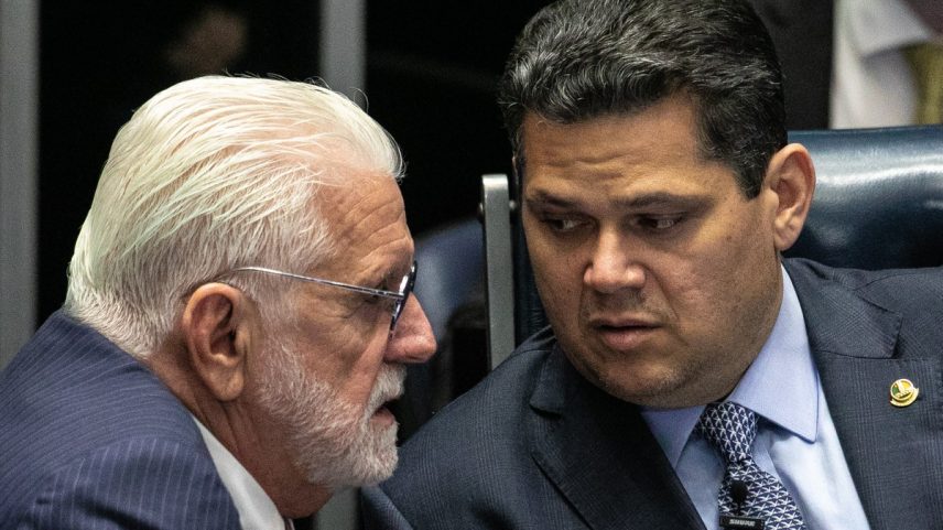 Senador Jaques Wagner e Davi Alcolumbre no Senado Federal (Foto: Brenno Carvalho / Agência O Globo)