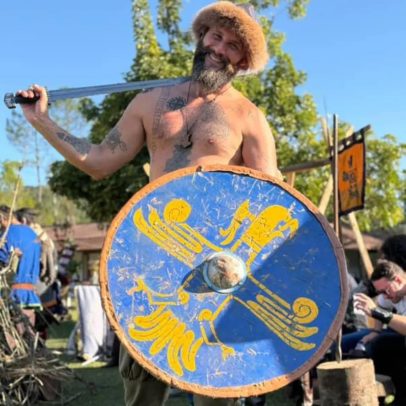 Brasileiro abandona carreira para viver como viking com espadas medievais em SP