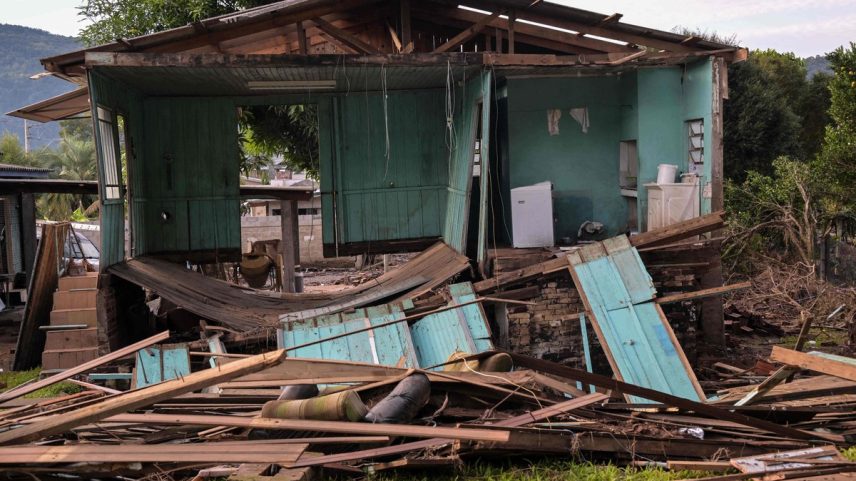 Casa destruída após enchente em Encantado, Rio Grande do Sul (Foto: Nelson Almeida/AFP)