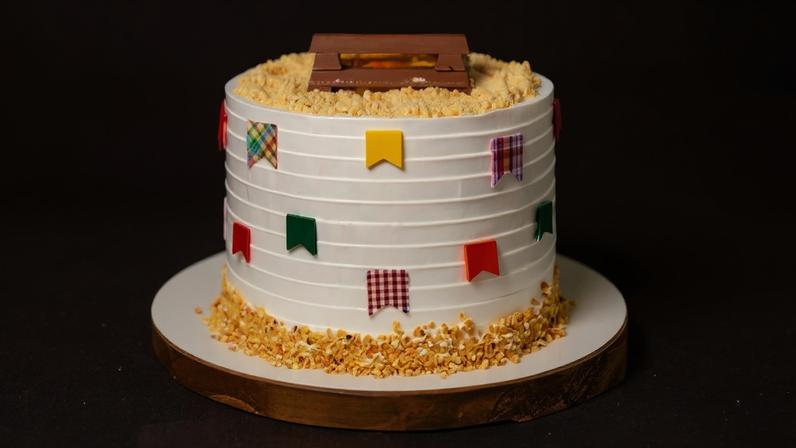 Da esq. para a dir., em sentido horário: bolo temático, pastéis de bandeirinha, porta-pipoca e barraca do beijinho são algumas das ideias de decoração para a Festa Junina — Foto: Pinterest/1001 Festas/Reprodução | Pinterest/Dicas de Mulher/Reprodução | Pinterest/Dicas e Ideias de Festa Junina/Reprodução | Pinterest/Pedro Henrique - DIY/Reprodução | Montagem: Casa e Jardim