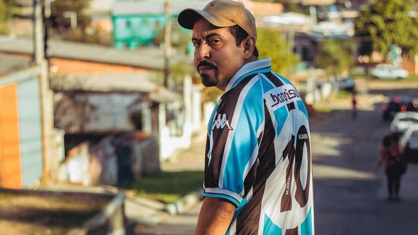 José Falero na Lomba do Pinheiro, bairro da periferia porto-alegrense em que cresceu e situa seu novo romance, “Vera” (Foto: Divulgação)