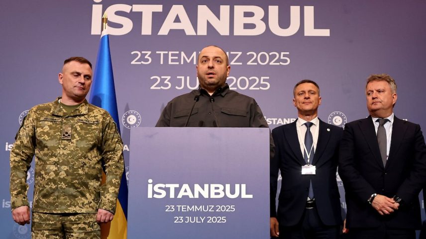O chefe da delegação da Ucrânia, Rustem Umerov, em uma roda de imprensa após as negociações com a Rússia em Istambul, nesta quarta-feira. (Foto: TOLGA BOZOGLU/EFE)